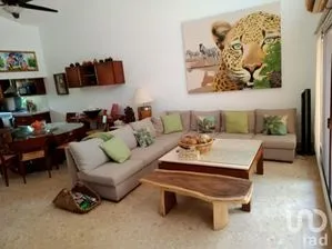 NEX-200688 - Casa en Venta, con 4 recamaras, con 4 baños, con 240 m2 de construcción.