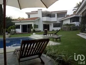 NEX-204445 - Casa en Venta, con 5 recamaras, con 5 baños, con 489 m2 de construcción.