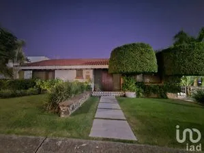 NEX-294038 - Casa en Renta, con 4 recamaras, con 6 baños, con 380 m2 de construcción en Lomas de Cocoyoc, CP 62847, Morelos.