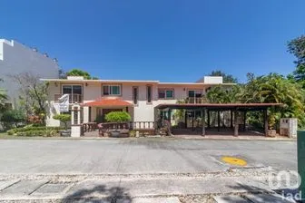 NEX-232275 - Casa en Venta, con 3 recamaras, con 3 baños, con 400 m2 de construcción.