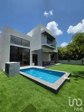 NEX-272505 - Casa en Venta, con 4 recamaras, con 5 baños, con 429.08 m2 de construcción en Yucatán Country Club, CP 97308, Yucatán.