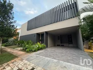 NEX-272506 - Casa en Venta, con 4 recamaras, con 4 baños, con 508 m2 de construcción en Yucatán Country Club, CP 97308, Yucatán.