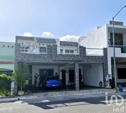 NEX-227958 - Casa en Venta, con 4 recamaras, con 3 baños, con 305 m2 de construcción.