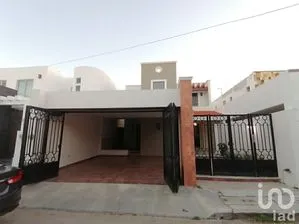 NEX-231528 - Casa en Venta, con 3 recamaras, con 2 baños, con 229.5 m2 de construcción en Residencial Pensiones I y II, CP 97217, Yucatán.