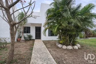 NEX-292943 - Casa en Renta, con 4 recamaras, con 3 baños en Las Américas, CP 97302, Yucatán.