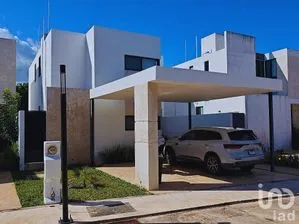 NEX-295383 - Casa en Venta, con 3 recamaras, con 4 baños, con 181.7 m2 de construcción.