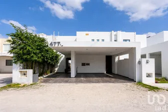 NEX-295505 - Casa en Renta, con 3 recamaras, con 4 baños, con 370 m2 de construcción.