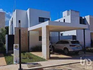NEX-297011 - Casa en Venta, con 3 recamaras, con 4 baños, con 181.7 m2 de construcción.