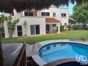 NEX-283166 - Casa en Renta, con 4 recamaras, con 4 baños, con 420 m2 de construcción.