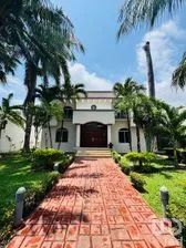NEX-297727 - Casa en Venta, con 5 recamaras, con 5 baños, con 400 m2 de construcción.