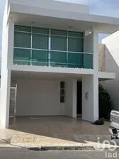 NEX-204430 - Casa en Renta, con 3 recamaras, con 4 baños en Altabrisa, CP 97130, Yucatán.