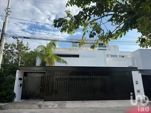 NEX-288605 - Casa en Renta, con 4 recamaras, con 4 baños en Montebello, CP 97113, Yucatán.