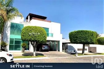 NEX-266743 - Casa en Venta, con 3 recamaras, con 4 baños, con 463 m2 de construcción.