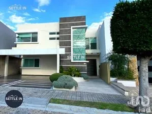 NEX-266819 - Casa en Renta, con 4 recamaras, con 4 baños, con 300 m2 de construcción.