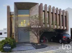 NEX-266843 - Casa en Venta, con 3 recamaras, con 3 baños, con 335 m2 de construcción.