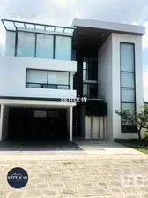 NEX-266865 - Casa en Venta, con 5 recamaras, con 5 baños, con 566 m2 de construcción.