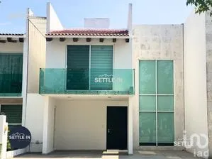NEX-266887 - Casa en Renta, con 3 recamaras, con 3 baños, con 182 m2 de construcción.