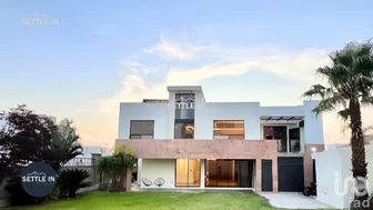 NEX-267120 - Casa en Venta, con 4 recamaras, con 5 baños, con 420 m2 de construcción.