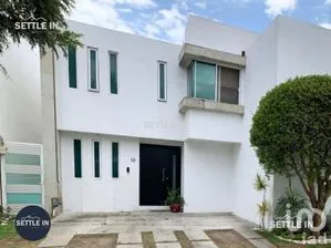 NEX-267380 - Casa en Venta, con 3 recamaras, con 3 baños, con 205 m2 de construcción.
