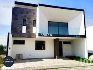NEX-267717 - Casa en Venta, con 4 recamaras, con 5 baños, con 357 m2 de construcción.