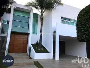 NEX-270588 - Casa en Venta, con 4 recamaras, con 3 baños, con 340 m2 de construcción.