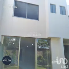 NEX-274582 - Casa en Venta, con 3 recamaras, con 3 baños, con 270 m2 de construcción.
