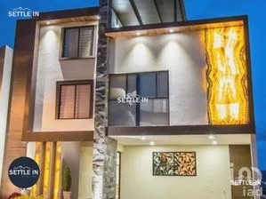 NEX-275204 - Casa en Renta, con 4 recamaras, con 5 baños, con 520 m2 de construcción.