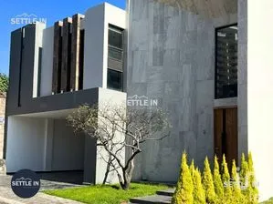 NEX-276547 - Casa en Renta, con 3 recamaras, con 4 baños, con 370 m2 de construcción.