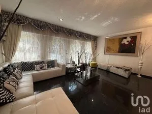 NEX-295248 - Casa en Renta, con 5 recamaras, con 5 baños, con 1097 m2 de construcción.