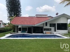 NEX-207605 - Casa en Renta, con 3 recamaras, con 2 baños, con 450 m2 de construcción.