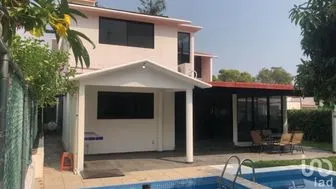 NEX-223838 - Casa en Renta, con 5 recamaras, con 4 baños, con 450 m2 de construcción.