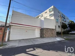NEX-266539 - Casa en Venta, con 4 recamaras, con 5 baños, con 470 m2 de construcción.