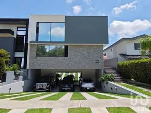 NEX-272096 - Casa en Venta, con 5 recamaras, con 5 baños, con 520 m2 de construcción en Valle Real, CP 45019, Jalisco.