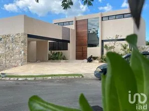 NEX-209198 - Casa en Venta, con 3 recamaras, con 4 baños, con 326.74 m2 de construcción en Chablekal, CP 97302, Yucatán.