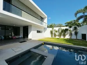 NEX-267291 - Casa en Venta, con 3 recamaras, con 4 baños, con 390 m2 de construcción.