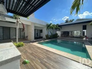 NEX-270172 - Casa en Venta, con 3 recamaras, con 3 baños, con 844.85 m2 de construcción en San Vicente Chuburna, CP 97206, Yucatán.
