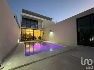 NEX-271826 - Casa en Venta, con 5 recamaras, con 4 baños, con 535.61 m2 de construcción.