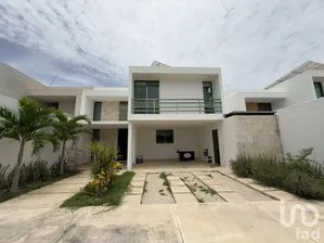 NEX-272031 - Casa en Venta, con 4 recamaras, con 5 baños, con 360 m2 de construcción.