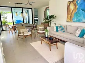 NEX-272625 - Casa en Venta, con 3 recamaras, con 4 baños, con 287 m2 de construcción.