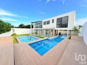NEX-280375 - Casa en Venta, con 4 recamaras, con 4 baños, con 446.75 m2 de construcción en Kikteil, CP 97303, Yucatán.