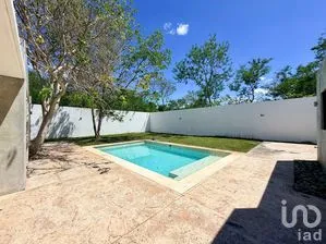 NEX-300551 - Casa en Venta, con 3 recamaras, con 3 baños, con 258.37 m2 de construcción.