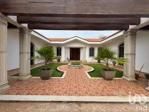 NEX-301103 - Casa en Venta, con 3 recamaras, con 4 baños, con 363.8 m2 de construcción.