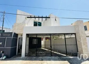 NEX-229890 - Casa en Venta, con 5 recamaras, con 4 baños, con 268.03 m2 de construcción.