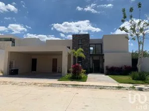 NEX-273829 - Casa en Venta, con 4 recamaras, con 4 baños, con 452 m2 de construcción.