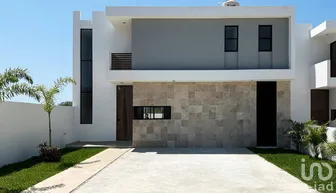 NEX-273880 - Casa en Venta, con 3 recamaras, con 4 baños, con 195 m2 de construcción.
