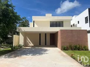 NEX-273906 - Casa en Venta, con 4 recamaras, con 5 baños, con 293.73 m2 de construcción.