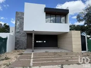 NEX-273937 - Casa en Venta, con 4 recamaras, con 4 baños, con 327 m2 de construcción.