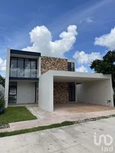 NEX-273984 - Casa en Venta, con 4 recamaras, con 5 baños, con 303 m2 de construcción en Tixcuytún, CP 97305, Yucatán.