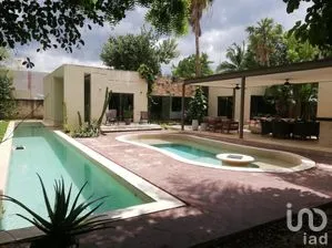 NEX-274010 - Casa en Venta, con 3 recamaras, con 6 baños, con 489.91 m2 de construcción.