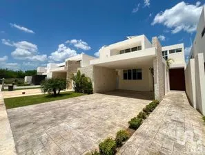 NEX-274097 - Casa en Venta, con 4 recamaras, con 5 baños, con 290.63 m2 de construcción.